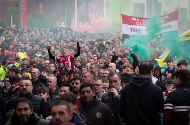 CĐV MU biểu tình trước trận gặp Brentford CĐV MU biểu tình trước trận gặp Brentford