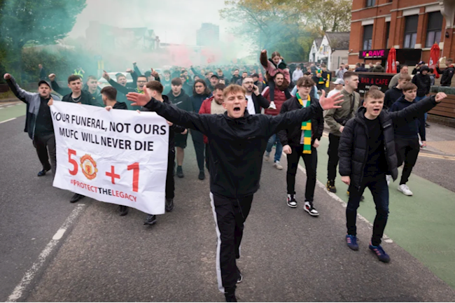 CĐV MU biểu tình trước trận gặp Brentford CĐV MU biểu tình trước trận gặp Brentford