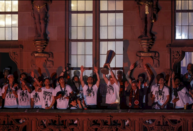 CĐV Eintracht Frankfurt tiếp tục gây ấn tượng lớn