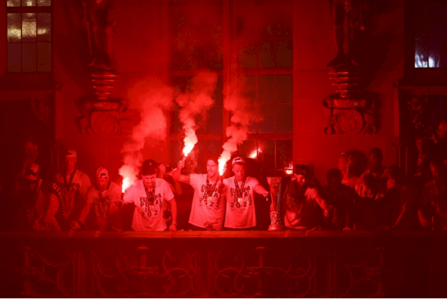 CĐV Eintracht Frankfurt tiếp tục gây ấn tượng lớn