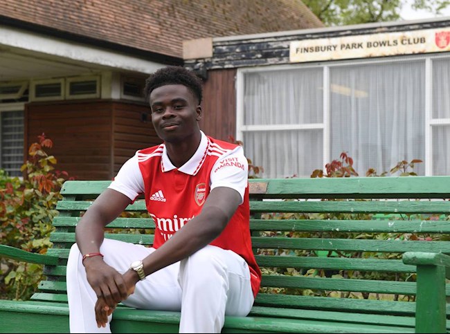 Arsenal công bố áo đấu sân nhà mùa tới