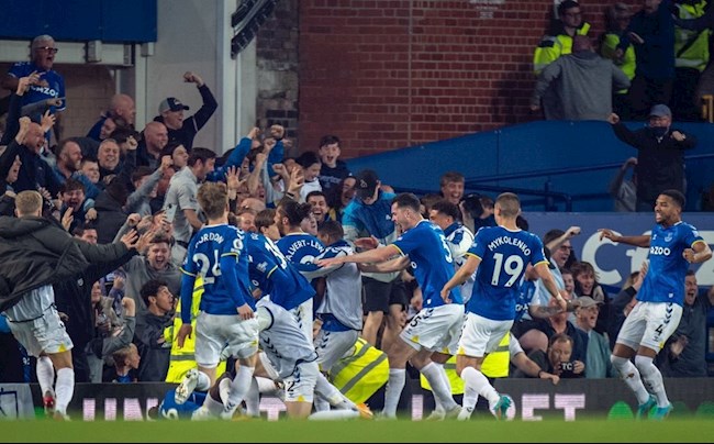 Everton chính thức trụ hạng nhờ màn ngược dòng kịch tính