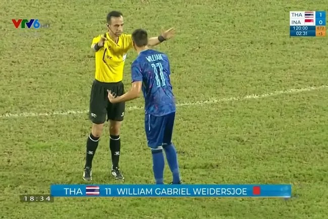 Cầu thủ Thái Lan nhận thẻ đỏ bị Madam Pang dạy dỗ hình ảnh Cầu thủ Thái Lan nhận thẻ đỏ bị Madam Pang dạy dỗ hình ảnh