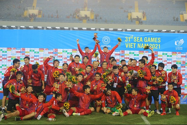 VIDEO: Khoảnh khắc U23 Việt Nam hát vang quốc ca sau khi vô địch SEA Games 31