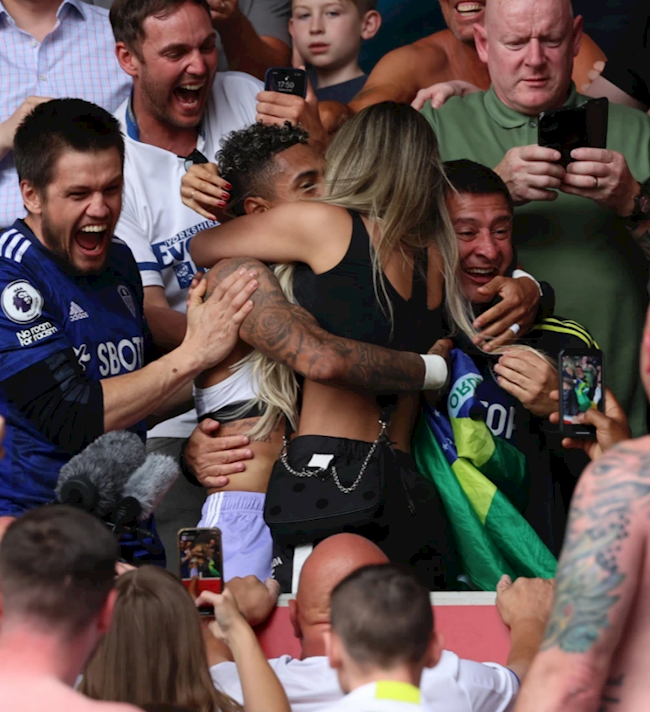 Raphinha táo bạo bên bạn gái xinh đẹp và nóng bỏng Raphinha táo bạo bên bạn gái xinh đẹp và nóng bỏng