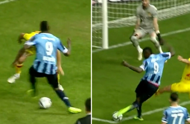 Mario Balotelli ghi bàn theo phong cách rabona Mario Balotelli ghi bàn theo phong cách rabona