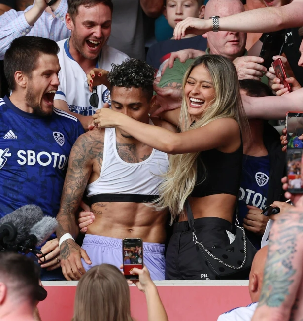 Raphinha táo bạo bên bạn gái xinh đẹp và nóng bỏng Raphinha táo bạo bên bạn gái xinh đẹp và nóng bỏng