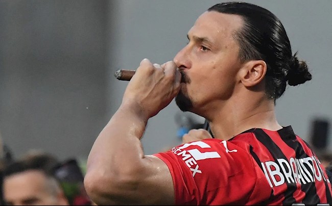 AC Milan vô địch Serie A, Zlatan Ibrahimovic ăn mừng cực độc