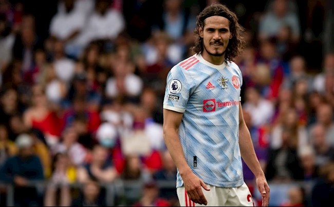 Cavani giơ ngón tay thối với CĐV MU
