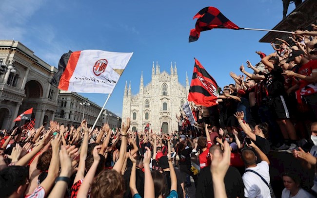 Biển người xuống đường ăn mừng chức vô địch Serie A của AC Milan