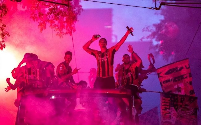 Biển người xuống đường ăn mừng chức vô địch Serie A của AC Milan