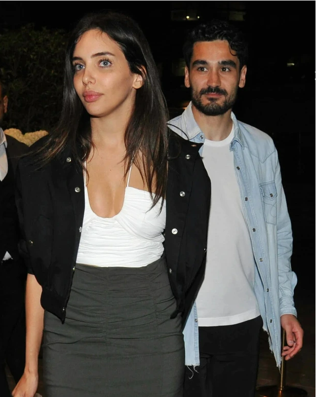 Ilkay Gundogan và vợ Sara có mặt ở buổi lễ ăn mừng của Man City, họ vừa làm lễ cưới ở Rome.