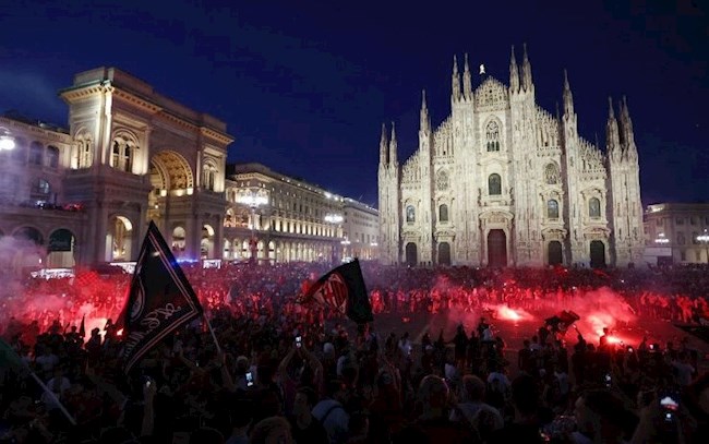 Biển người xuống đường ăn mừng chức vô địch Serie A của AC Milan