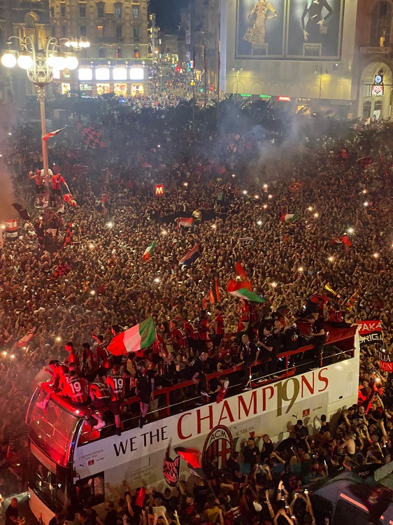 Biển người xuống đường ăn mừng chức vô địch Serie A của AC Milan
