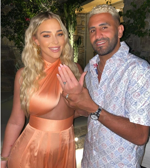 Taylor Ward đi cùng với Riyad Mahrez tới bữa tiệc. Cô là một ngôi sao truyền hình thực tế, người đẹp mới nhận lời cầu hôn của cầu thủ sinh năm 1991.