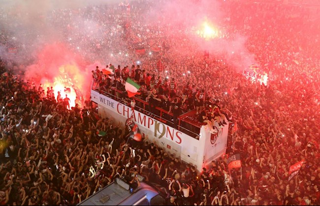 Biển người xuống đường ăn mừng chức vô địch Serie A của AC Milan