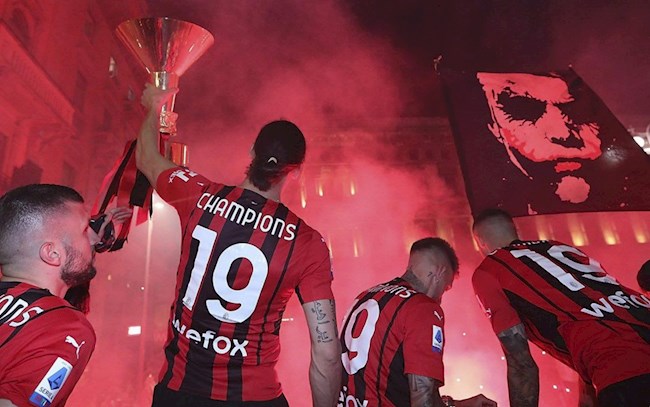 Biển người xuống đường ăn mừng chức vô địch Serie A của AC Milan