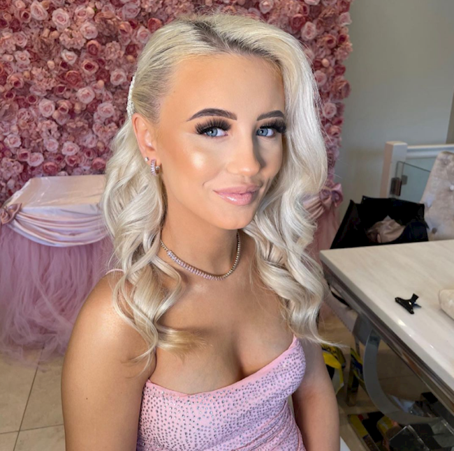 Rebecca Cooke - 21 tuổi là bạn gái của Phil Foden, và họ có với nhau hai mặt con.