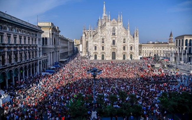 Biển người xuống đường ăn mừng chức vô địch Serie A của AC Milan