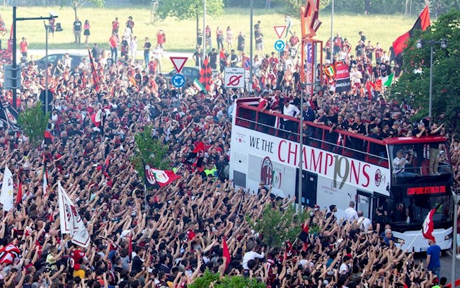 Biển người xuống đường ăn mừng chức vô địch Serie A của AC Milan