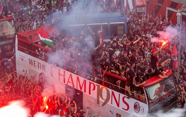 Biển người xuống đường ăn mừng chức vô địch Serie A của AC Milan
