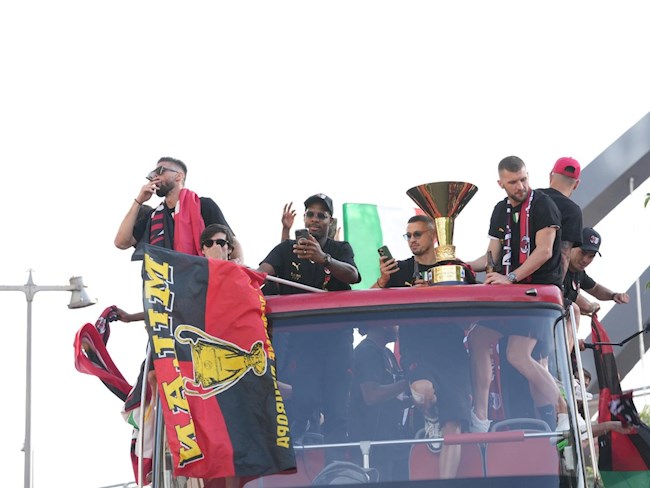 Biển người xuống đường ăn mừng chức vô địch Serie A của AC Milan