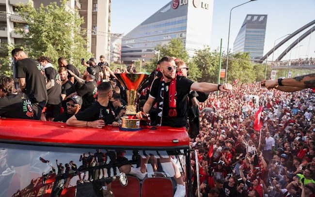 Biển người xuống đường ăn mừng chức vô địch Serie A của AC Milan