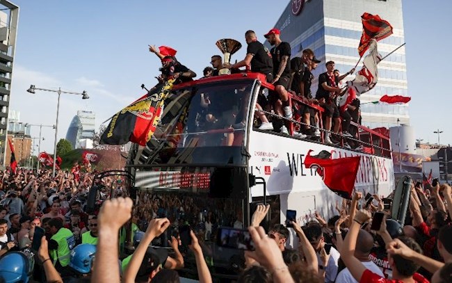 Biển người xuống đường ăn mừng chức vô địch Serie A của AC Milan