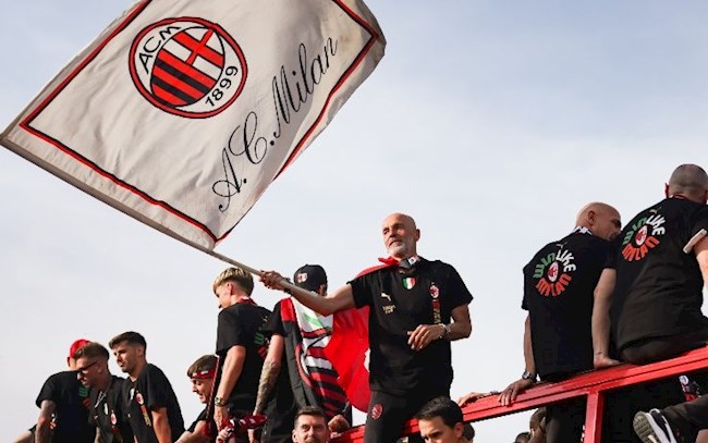 Biển người xuống đường ăn mừng chức vô địch Serie A của AC Milan