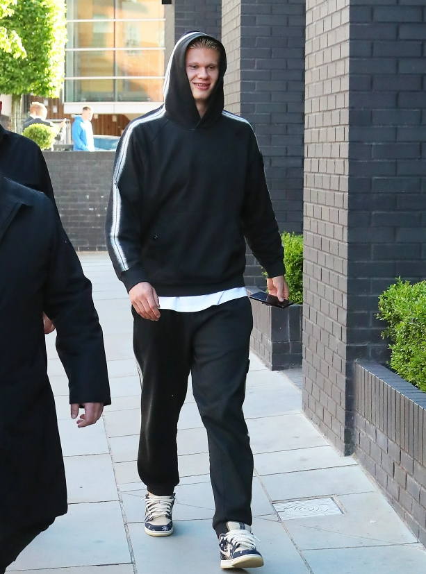 Erling Haaland chuẩn bị ra mắt Man City Erling Haaland chuẩn bị ra mắt Man City