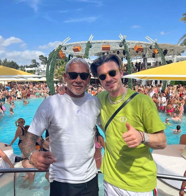 Trên trang cá nhân, cầu thủ chạy cánh Jack Grealish của Man City đã xuất hiện ở Ibiza – Tây Ban Nha. Anh chụp ảnh cùng Wayne Lineker - em trai danh thủ Gary Lineker. Trên trang cá nhân, cầu thủ chạy cánh Jack Grealish của Man City đã xuất hiện ở Ibiza – Tây Ban Nha. Anh chụp ảnh cùng Wayne Lineker - em trai danh thủ Gary Lineker.