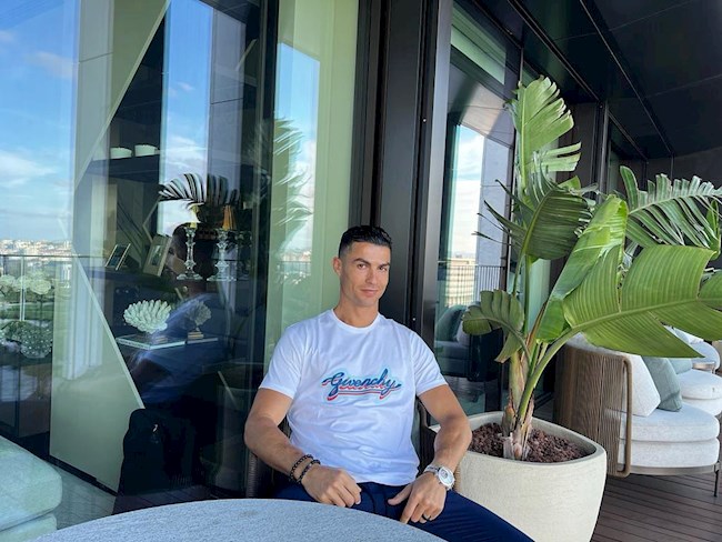 Ronaldo dường như cũng đã rời khỏi nước Anh. Cầu thủ người Bồ dính chấn thương và không ra sân trong trận đấu cuối cùng với Crystal Palace. Ronaldo dường như cũng đã rời khỏi nước Anh. Cầu thủ người Bồ dính chấn thương và không ra sân trong trận đấu cuối cùng với Crystal Palace.