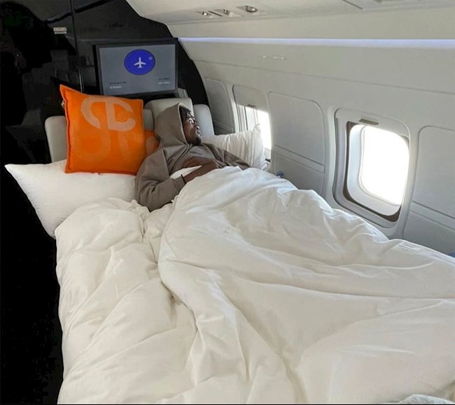 Wilfried Zaha cũng nhanh chóng lên máy bay rời nước Anh. Cầu thủ người Bờ Biển Ngà ghi bàn thắng duy nhất giúp Crystal Palace đánh bại MU ở vòng đấu cuối cùng. Wilfried Zaha cũng nhanh chóng lên máy bay rời nước Anh. Cầu thủ người Bờ Biển Ngà ghi bàn thắng duy nhất giúp Crystal Palace đánh bại MU ở vòng đấu cuối cùng.