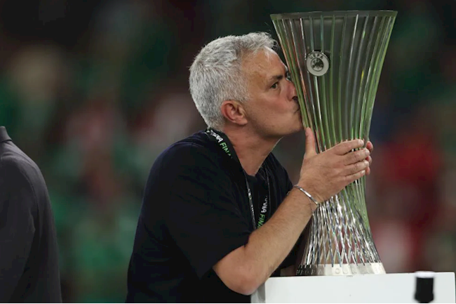 Ông thầy người Bồ ngọt ngào bên chiếc cúp vô địch Ông thầy người Bồ ngọt ngào bên chiếc cúp vô địch