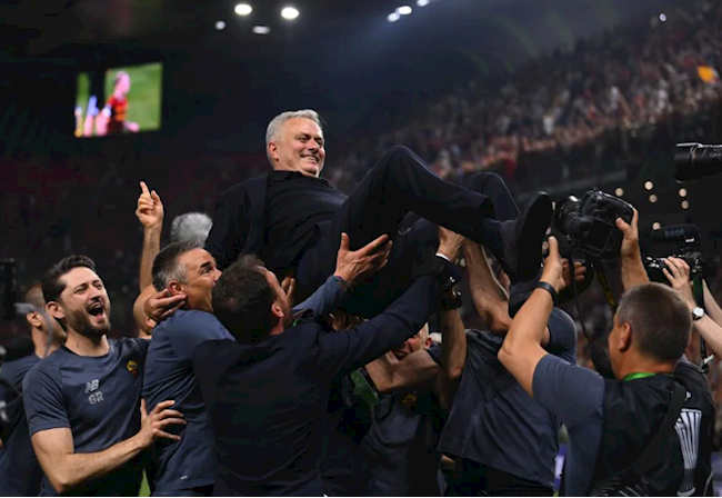 Các cầu thủ và thành viên trong ban huấn luyện của Roma vinh danh Jose Mourinho Các cầu thủ và thành viên trong ban huấn luyện của Roma vinh danh Jose Mourinho