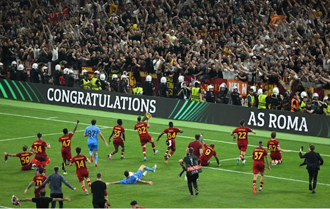 Đây là hình ảnh khi trọng tài thổi còi kết thúc trận đấu Đây là hình ảnh khi trọng tài thổi còi kết thúc trận đấu