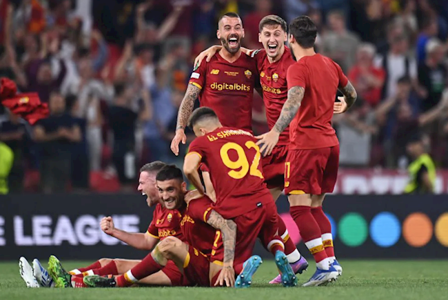 Niềm vui của các cầu thủ Roma sau pha lập công của Zaniolo Niềm vui của các cầu thủ Roma sau pha lập công của Zaniolo