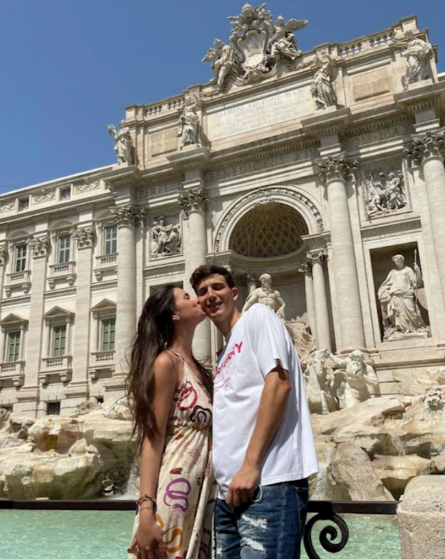 Nhan sắc cực phẩm của bạn gái Pau Torres