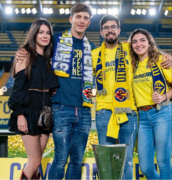 Nhan sắc cực phẩm của bạn gái Pau Torres