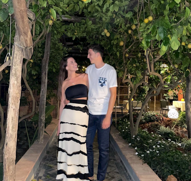 Nhan sắc cực phẩm của bạn gái Pau Torres