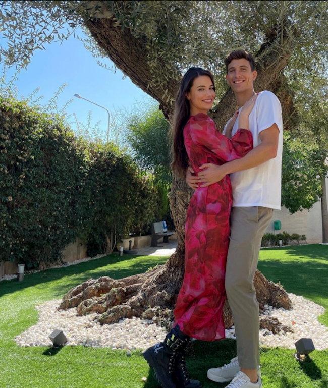 Nhan sắc cực phẩm của bạn gái Pau Torres