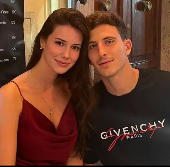 Nhan sắc cực phẩm của bạn gái Pau Torres