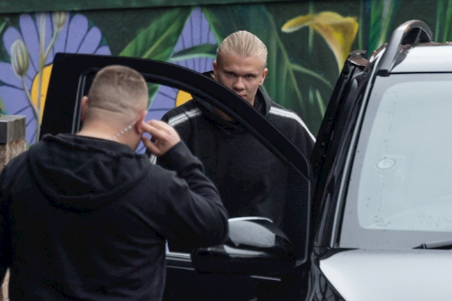 Erling Haaland lần đầu tiên khoác áo Man City