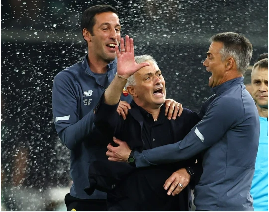 VIDEO: Jose Mourinho khóc nghẹn ngào sau khi cùng Roma làm nên lịch sử app làm mặt khóc