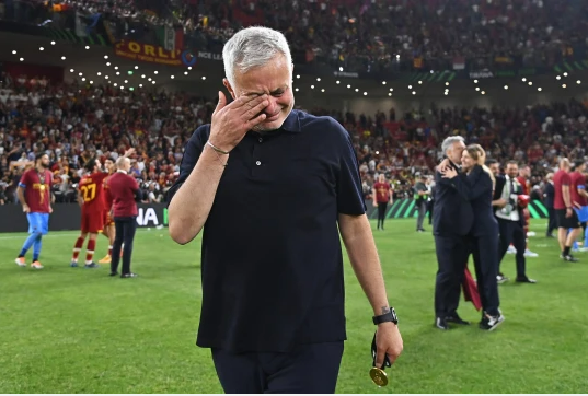 Mourinho khóc trong ngày Roma lên ngôi