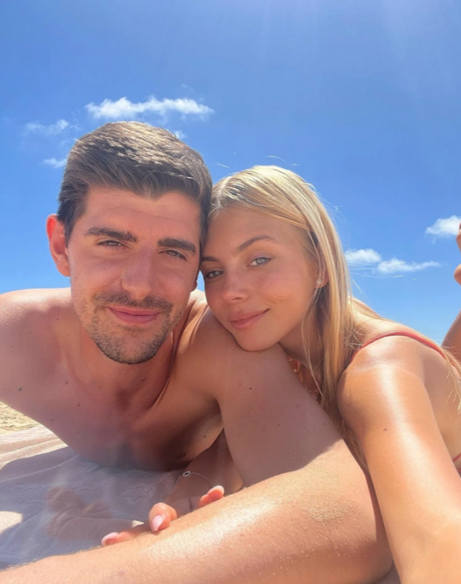 Mishel Gerzig năm nay 25 tuổi, cô đã lọt vào mắt xanh của thủ môn Thiabaut Courtois vào năm 2021, và họ đã không thể tách rời kể từ đó.