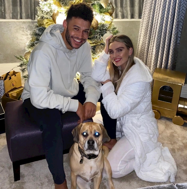 Perrie Edwards, bạn gái của Alex Oxlade-Chamberlain xác nhận cô sẽ tới tận Paris để theo dõi trận đấu, qua đó động viên cho bạn trai.