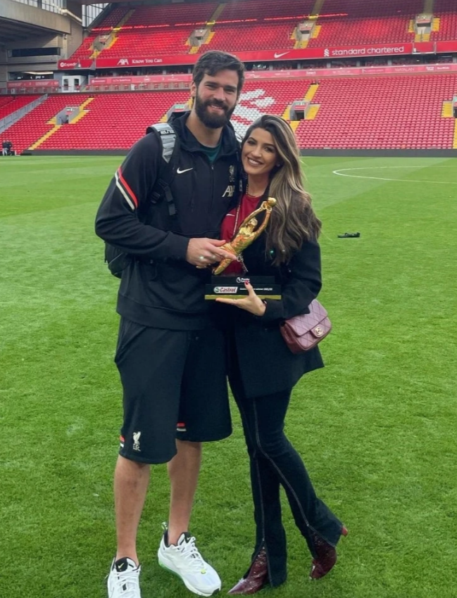Natalia Becker là một bác sĩ. Cô đã kết hôn với thủ môn Alisson của Liverpool vào năm 2015 và họ có với nhau 3 người con.