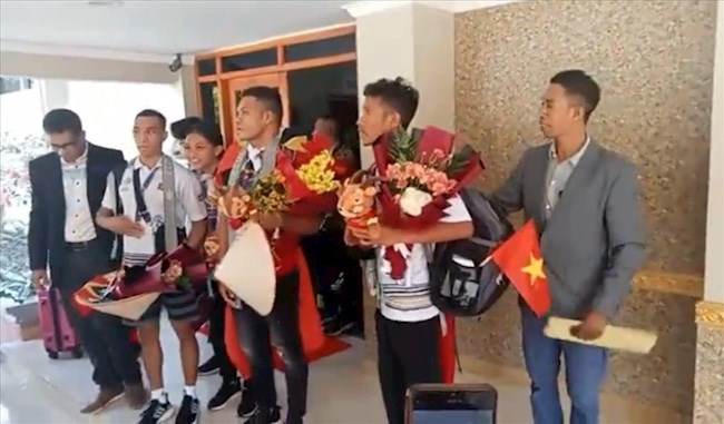 Người hùng Timor Leste mang theo quốc kỳ Việt Nam khi ăn mừng tại quê nhà
