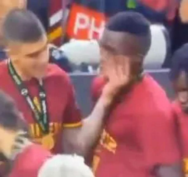 Gianluca Mancini có hành động như vả vào mặt của Felix Afena-Gyan